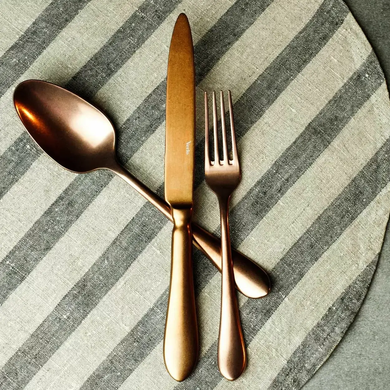 Meleg tónusok a minimalizmus után - retró elegancia a modern terekben.